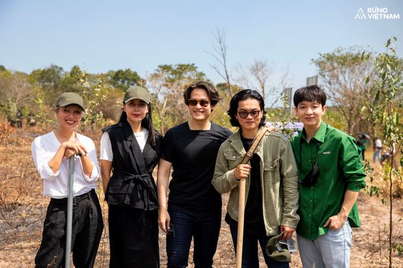 植林活動を続ける歌手のトゥアンさん（中央）　ⓒ Congly